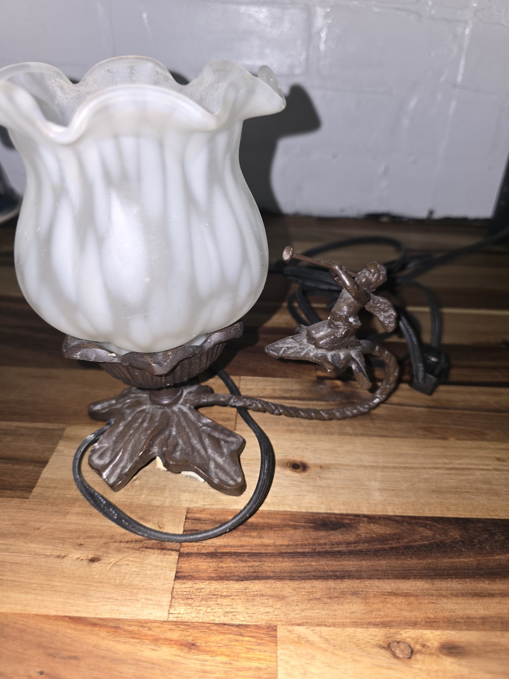 Antique-Style Cherub White Glass Table Lamp